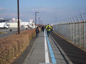 駐車場からアルウィンへの通路。となりは滑走路。みんな、みんな、アルウィンをめざしてる。どこから湧いてくるのかと思うほど、徒歩で、自転車で、自動車で、人々がアルウィンに集まってきます。