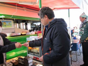 行列の少なめのお店で、昼食をゲット。山雅ビールがありましたが、Mくんは運転があるのでがまん。この店にも、後に長い行列ができていました。