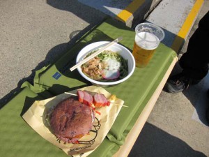 山雅ビールは、わたしがもの。ふつうにキリンビールらしいのですが、山雅ビールと銘打ってあると、気持ちが盛り上がります。あとは、緑のうどん、山賊バーガー、串刺しベーコン。試合が始まるまでの、わくわく美味しい時間帯でした。