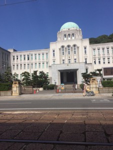 愛媛県庁は、明治時代に設計されたのかな？と思われる風情のある建物でした。お城をバックに配置されています。