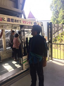 ロープウエイはわずか2分間の乗車。にもかかわらず、明治時代風のコスチュームを着たガイドさんが松山城の説明をしてくれます。5〜6人連れの外国人観光客もいました。天気もよく、緑がキレイ。