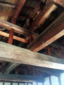 最上階まで登れます。屋根の下の部分の構造に見とれる。ひとつひとつの材に、どこの部分の部材なのかが墨書きされていますね。