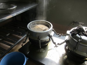 圧力窯で大豆を炊いています。24分炊いて10分蒸らします。
