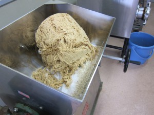混ぜる機械に、米麹と塩が入っているところへ、さきほどの大豆を投入。